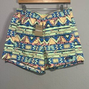 NEW Patagonia Women's 5” Baggies Shorts in High Hopes Geo/Salmdr Grn Size M